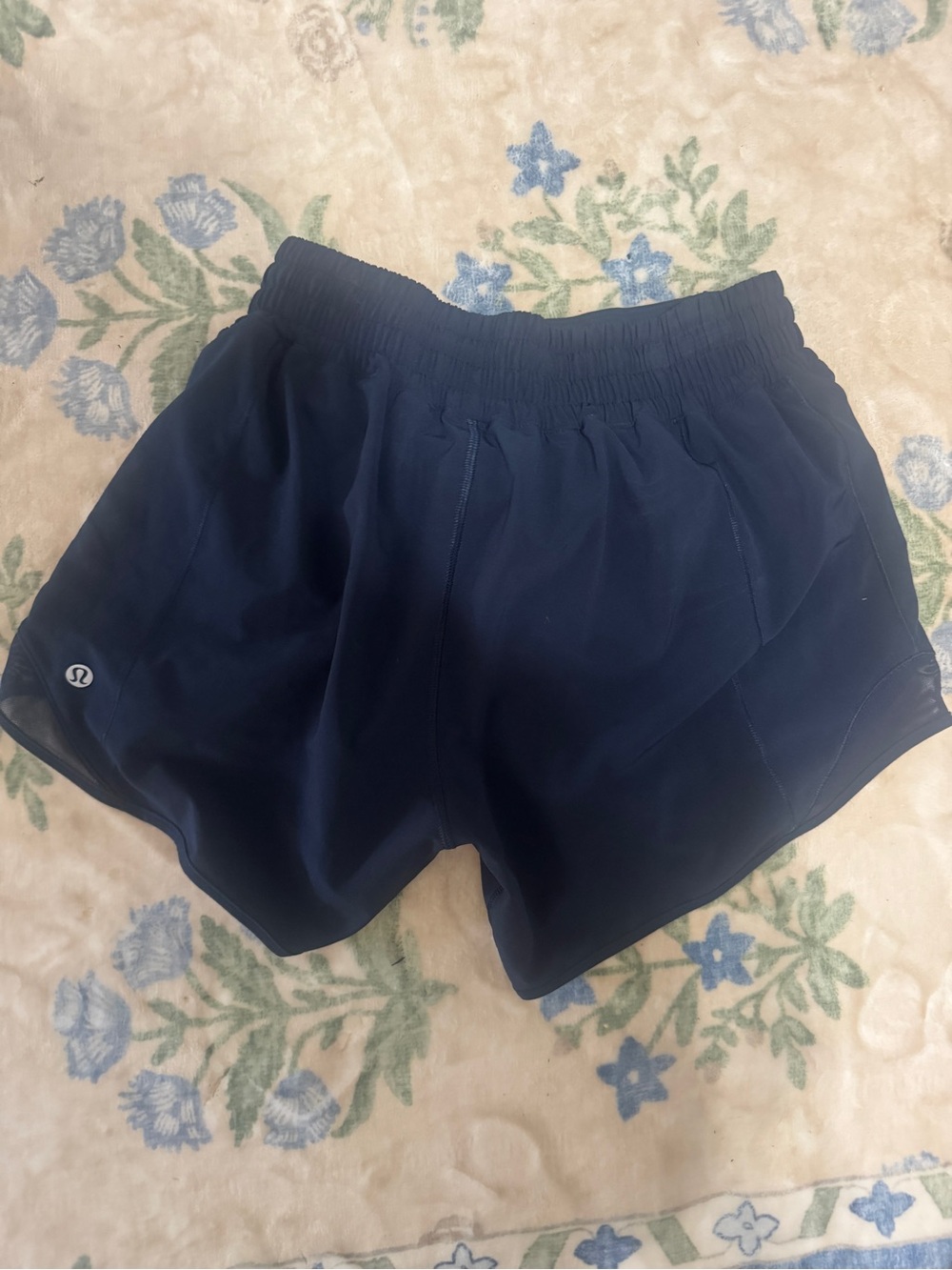 Lululemon navy 4 inch shorts HR size 6 excellent condition